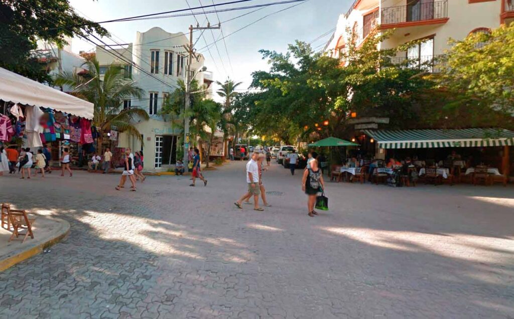 Personas caminando en la colonia Gonzalo guerrero en playa del Carmen