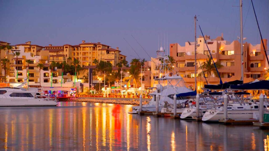 Marina con yates al atardecer en los cabos