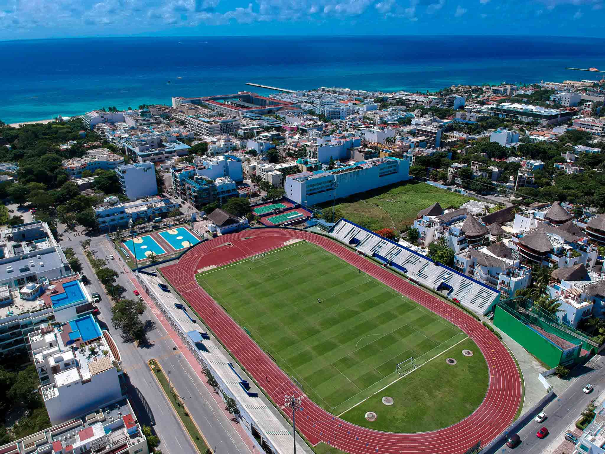 Vista aérea de campo de futbol en playa del carmen 