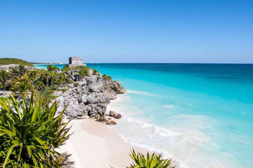 Playa en Tulum con sitio arqueológico al fondo